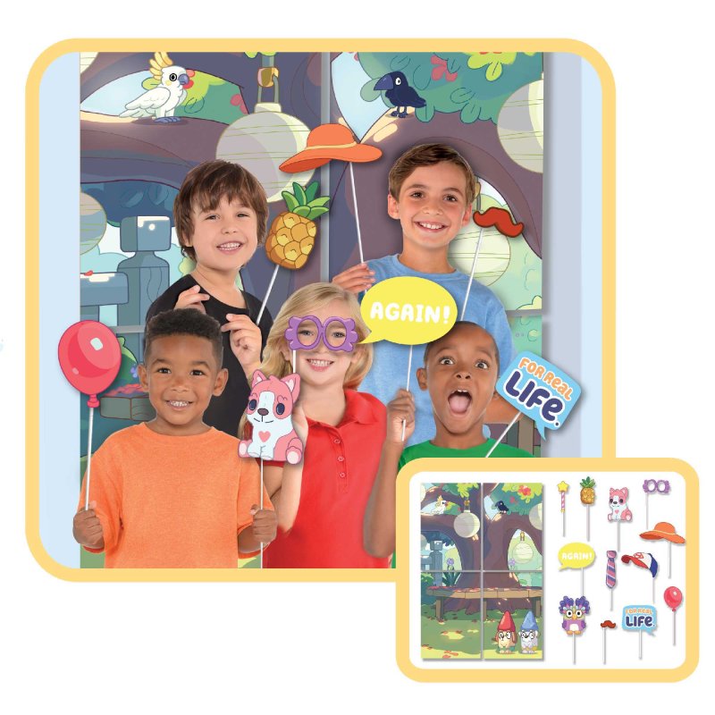 BLUEY GIANT SCENE SETTERS - 4 PIECE SET WITH 12 PHOTO PROPS